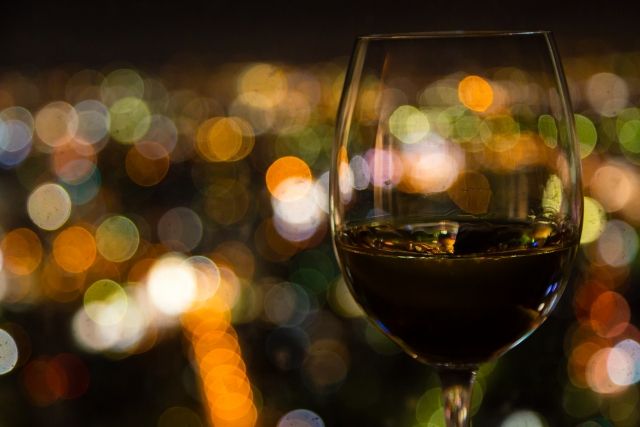 夜景と赤ワイン